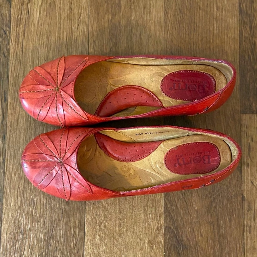 BORN Womens Hand Crafted Red Leather Cushioned Slip On Flats Shoes size 8 US EUC
